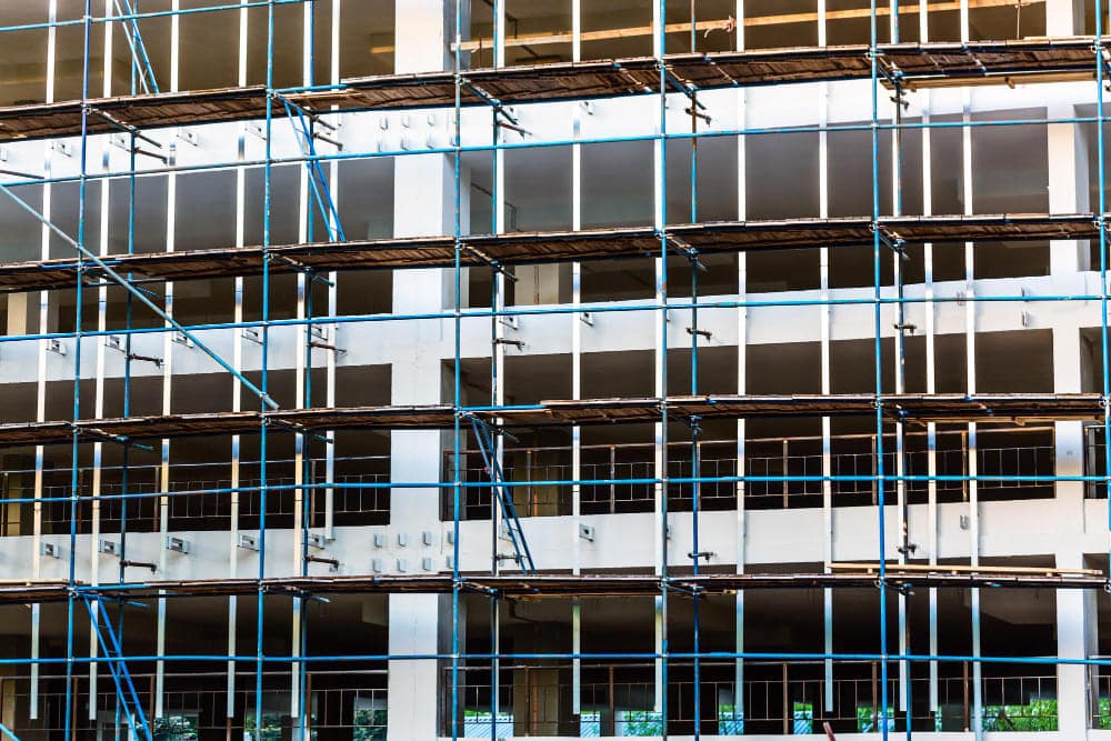 une façade de bâtiment industriel