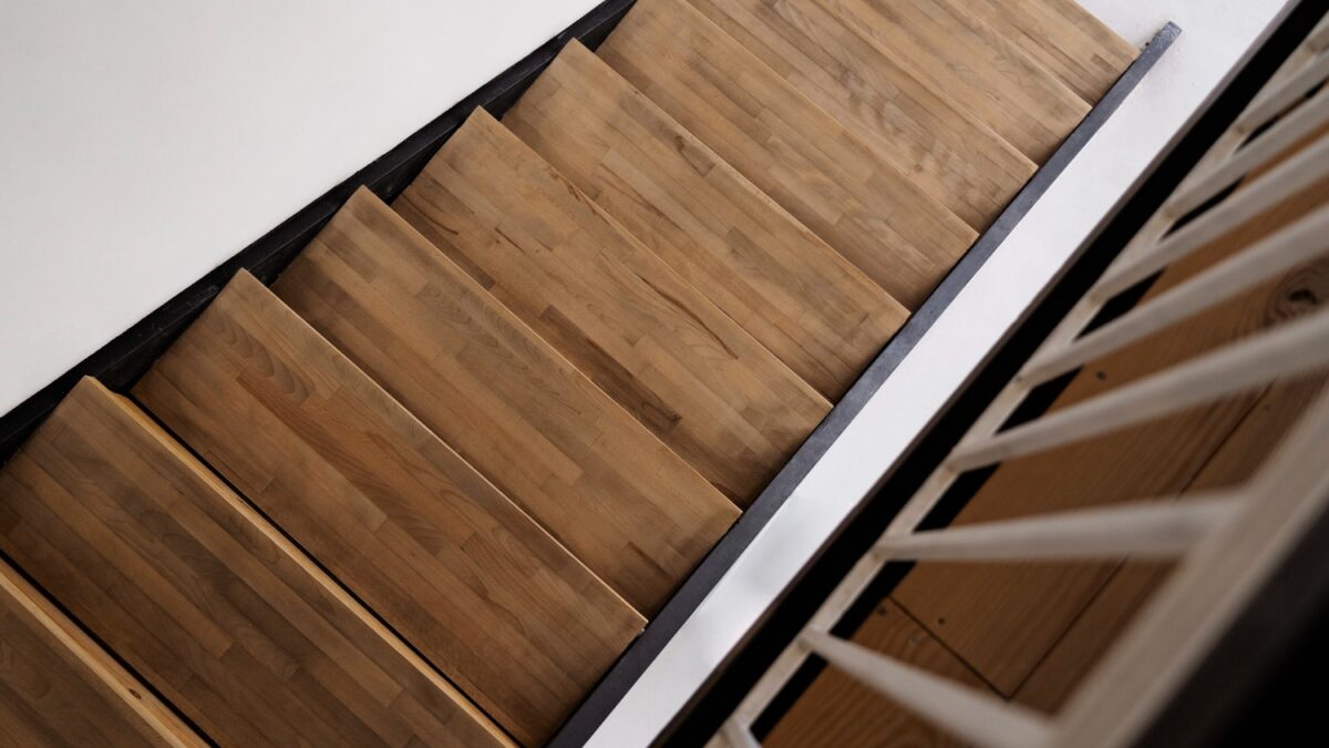 poncer un escalier en bois
