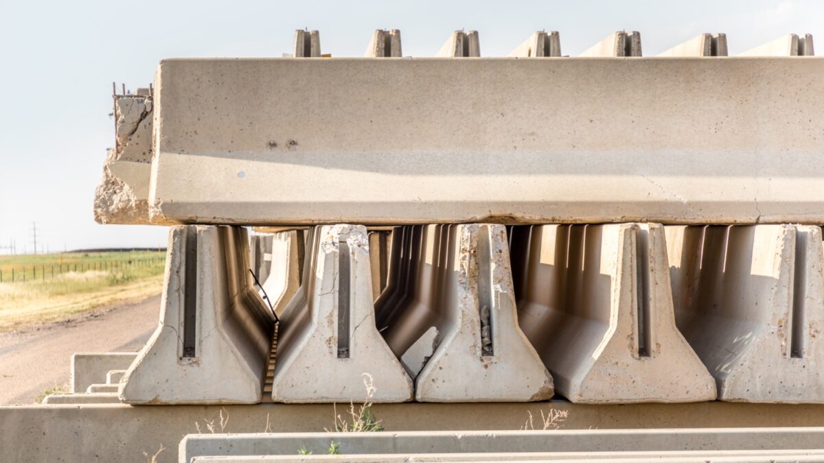 pieces beton empilees plus route rurale cote autoroute