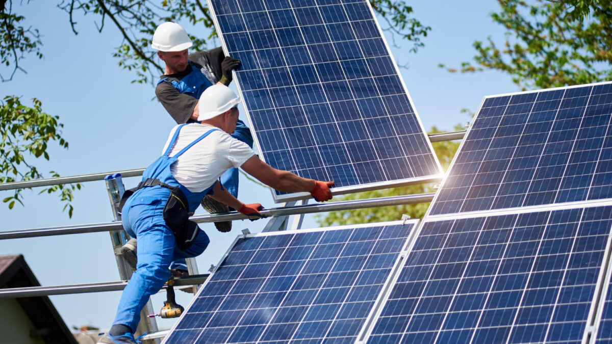 installation systeme panneaux solaires autonomes energie verte renouvelable