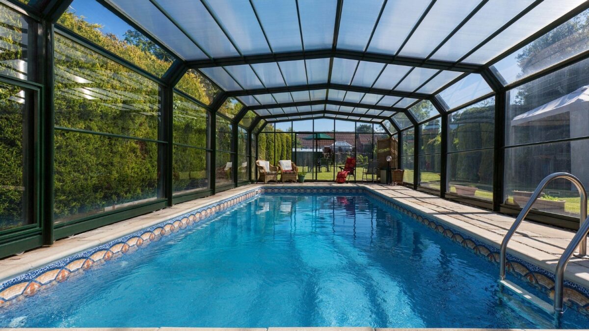 couvrir sa piscine avec un abri en aluminium