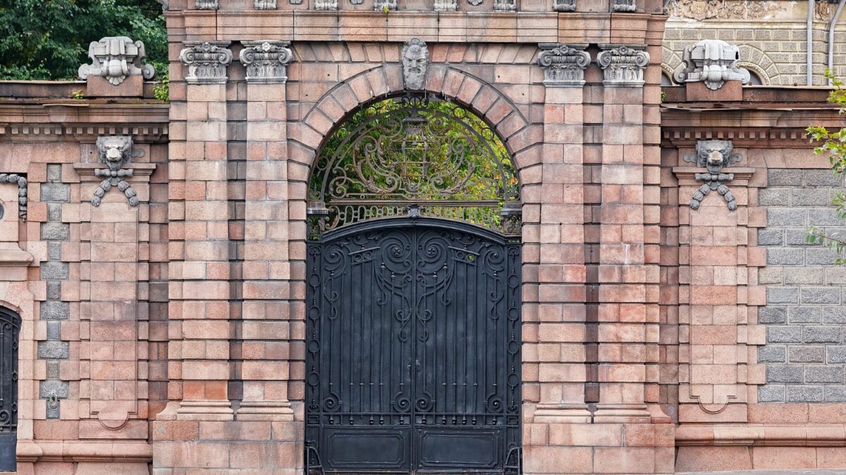 mur briques portail ancien portail fer noir ferme