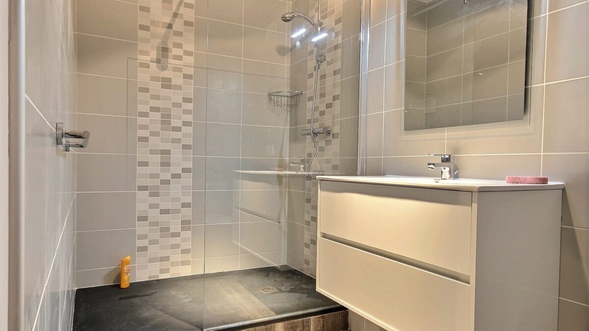 Accessoires essentiels pour rénovation de salle de bain avec outils et matériaux