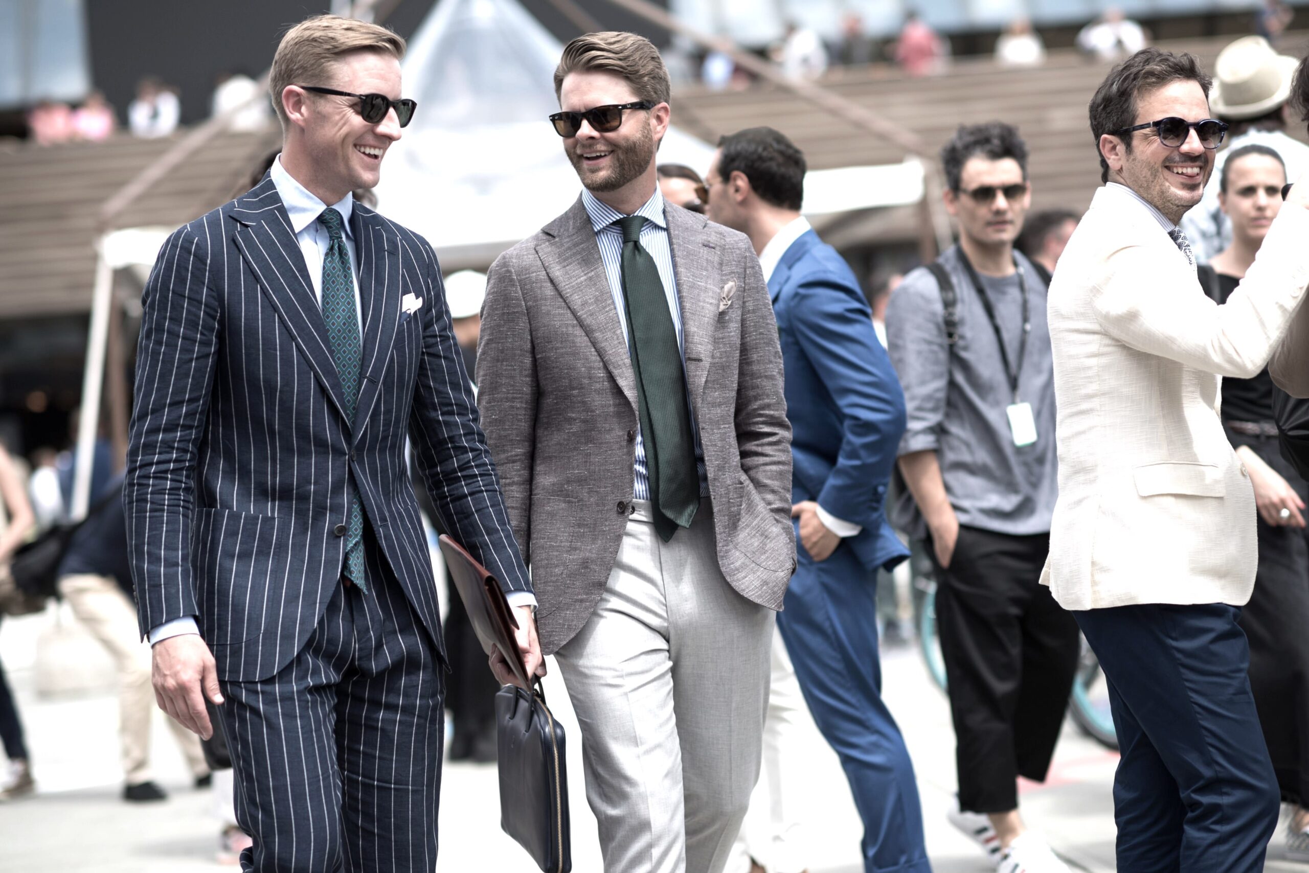 homme en costume bleu tenant une tablette financière