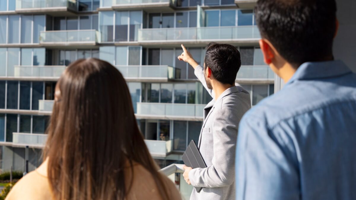couple parlant agent immobilier