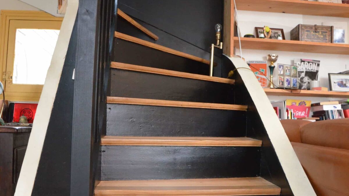 Rénovation escalier en bois avec outils et fournitures